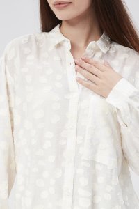 Beyaz Puantiyeli Dökümlü Kadın Gömlek