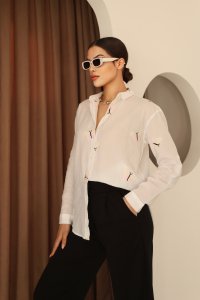 Kelebek Nakışlı Vual Regular Fit Kadın Beyaz Gömlek