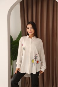 Büyük Çiçek Nakışlı Kırık Beyaz Kadın Gömlek