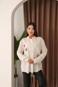 Büyük Çiçek Nakışlı Kırık Beyaz Kadın Gömlek